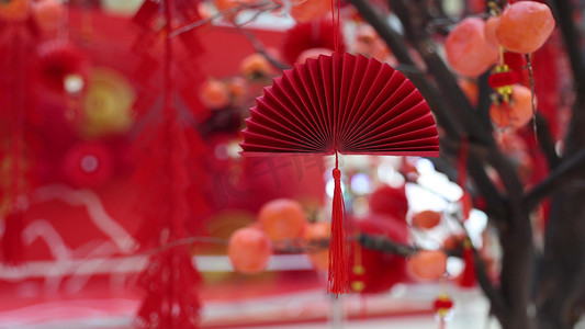 中国红摄影照片_中国年喜庆春节年货挂饰红扇新年