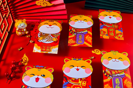 老虎红包摄影照片_春节实拍红包产品摆件摄影图配图