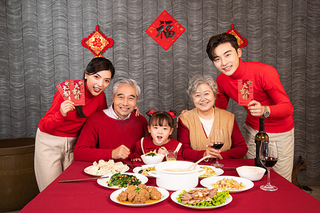 后裔和嫦娥团圆摄影照片_除夕夜餐桌前一家五口合照全家福过中国年摄影图配图