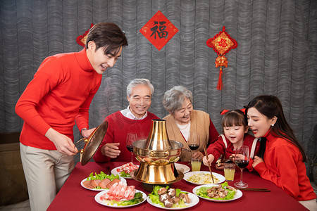5个人摄影照片_除夕一家人团圆幸福温馨的吃火锅摄影图配图