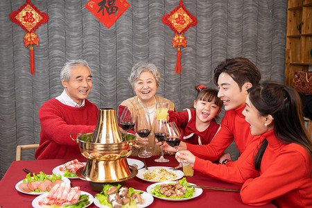 年夜饭一家人吃火锅喝红酒庆祝春节摄影图配图