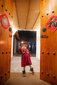 新年俗摄影照片_春节手拿仙女棒放烟花的小女孩摄影图配图