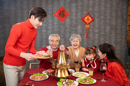 回娘家摄影照片_一家人开心的吃火锅年夜饭摄影图配图