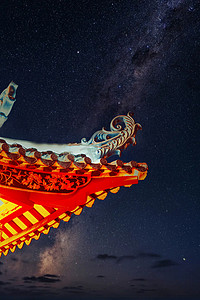 龙抬头摄影照片_古建筑夜景中国风楼阁龙抬头摄影图配图