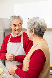 开行的爷爷奶奶在厨房包饺子摄影图配图