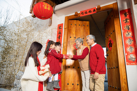 新年团圆摄影照片_爸爸妈妈带女儿会娘家探亲摄影图配图