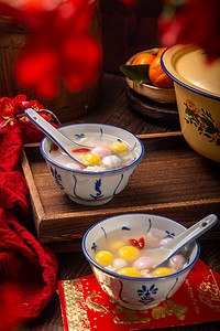 新年摄影照片_过年春节酒酿汤圆木桌摆放摄影图配图