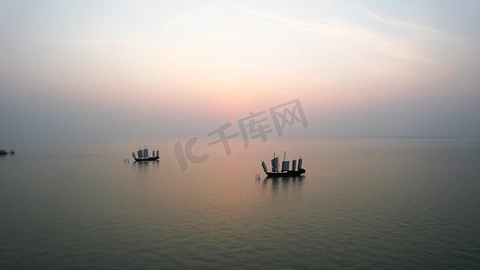 帆船摄影照片_航拍静谧的太湖落日帆船剪影