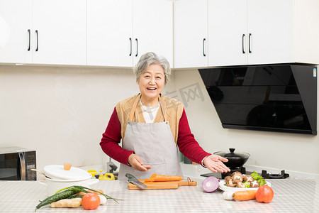 佳节介绍摄影照片_厨房做菜介绍蔬菜的奶奶摄影图配图