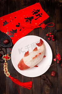 美食春节年年有鱼糯米饭木纹桌年夜饭摄影图配图