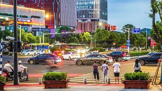 路口导视摄影照片_城市交通路口车水马龙车流行人