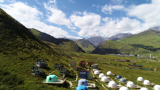 露营躺平摄影照片_新疆天山景区露营航拍