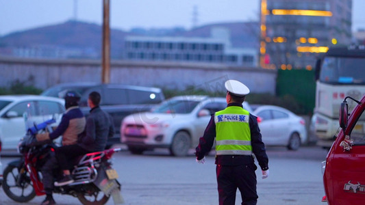 路口右转摄影照片_路口执勤的交警背影