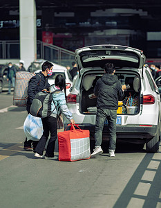 春运返乡摄影照片_过年打车回家的人群摄影图配图