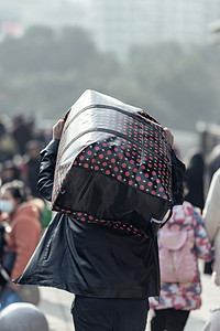 务工人员摄影照片_春节抗行李回家的人群摄影图配图