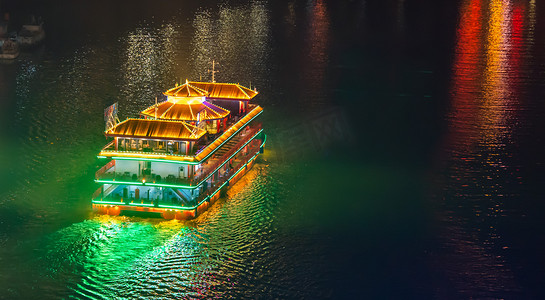 重庆江面的旅游客船摄影图配图