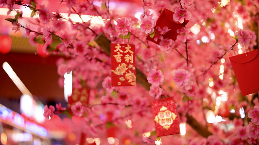 满就减红包摄影照片_春节许愿树粉色花树上的利事红包