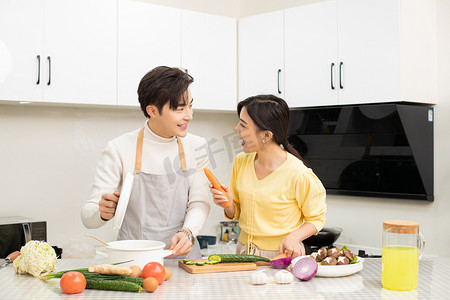居家家务家庭白天一对情侣厨房一起做饭摄影图配图