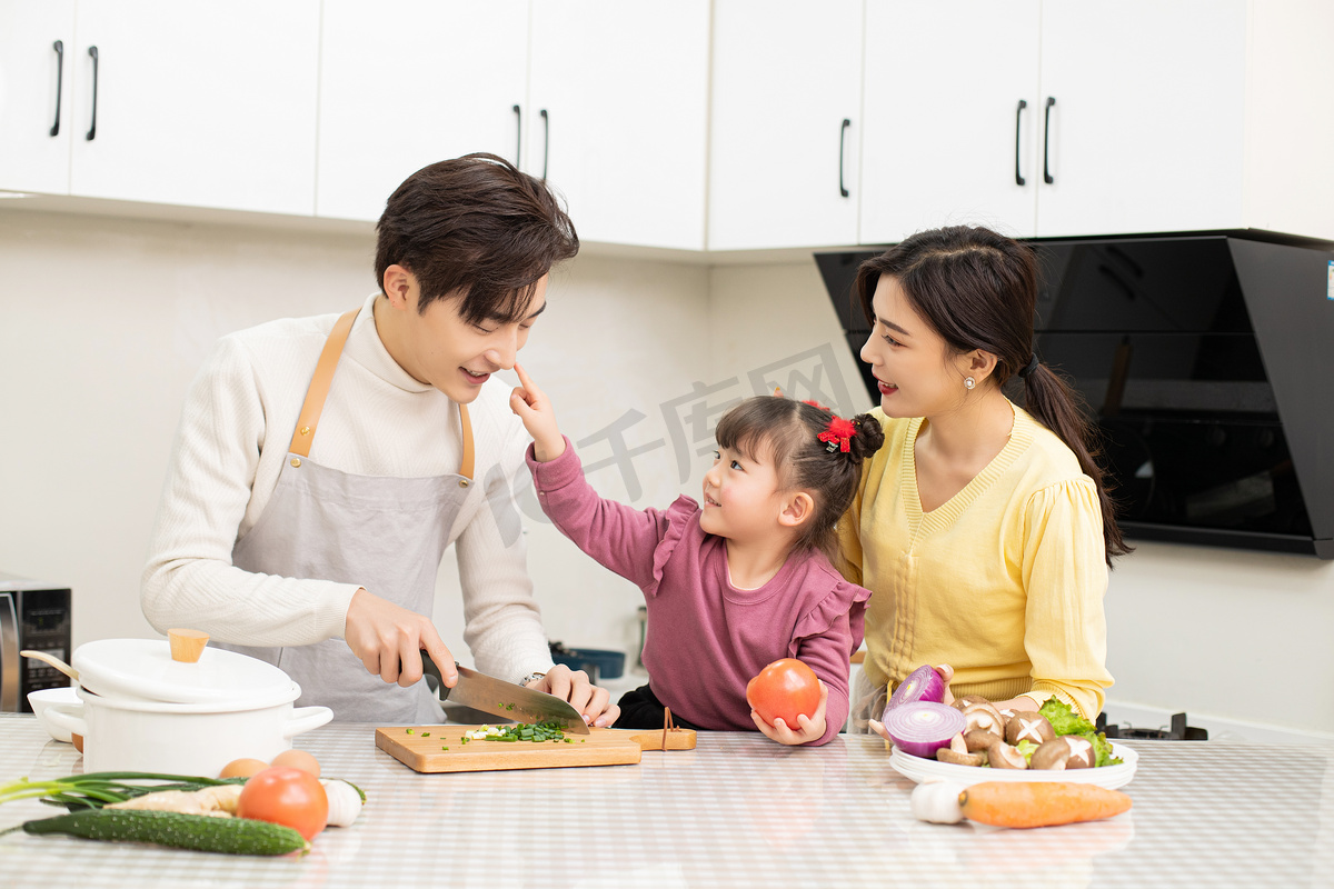 《生活万岁》：一幅有酸有甜的“中国当代家庭画像”|生活万岁|刘威_新浪新闻