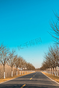 风景白天公路蓝天下旅游摄影图配图