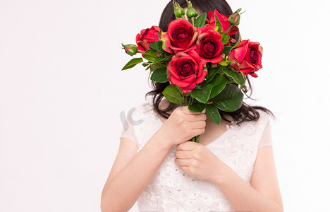 情人节七夕爱情手拿玫瑰花的女孩求婚摄影图配图