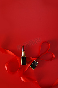 情人节妇女节女王节礼物红色背景上的口摄影图配图