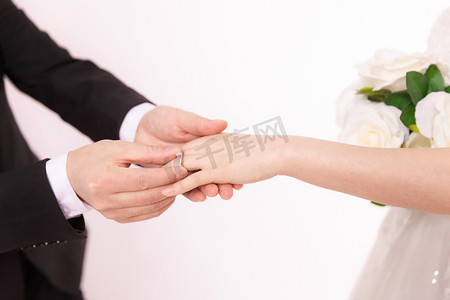 情人节七夕情侣求婚给爱人戴上戒指摄影图配图