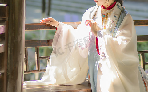 坐着的古装女子下午女子公园无摄影图配图