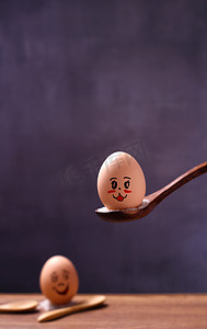 春分蛋摄影照片_静物春分鸡蛋新鲜鸡蛋暗调摄影图配图
