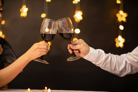 情侣红酒情人节干杯爱情摄影图配图
