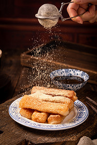 餐饮美食上午糍粑木桌摆放摄影图配图