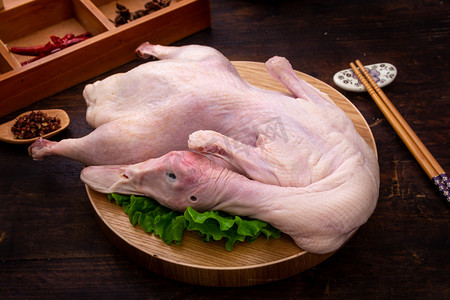 美食白天白条鸭木盘摆放摄影图配图