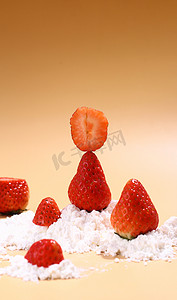 蔬果春天草莓新鲜草莓红色背景摄影图配图