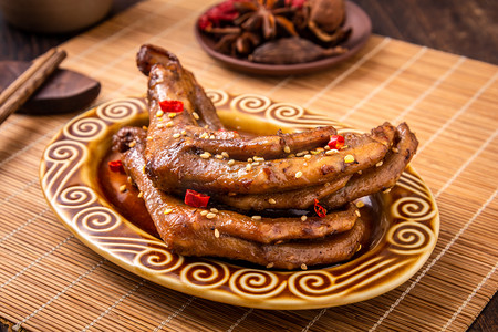 鸭掌摄影照片_餐饮美食白天麻辣鸭掌盘子摆放摄影图配图