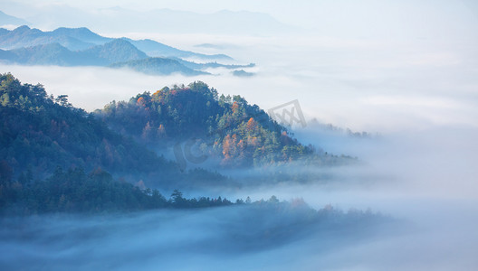 水墨边框水墨底纹摄影照片_秋季早晨山峰山区漂动摄影图配图