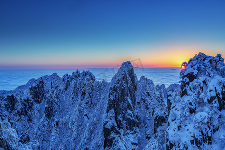 冬季佛晓雪山山区摇动摄影图配图