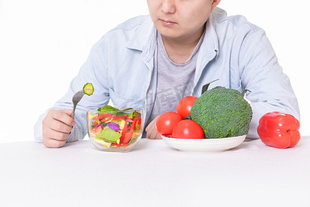 减肥减肥的男人健康餐轻食吃蔬菜摄影图配图