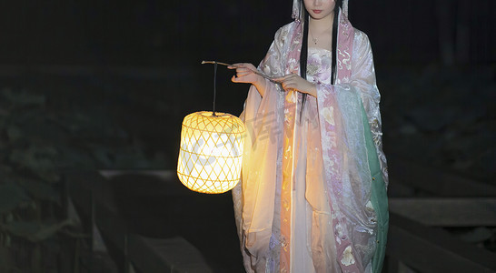 提灯笼古装女子夜晚女子公园公园摄影图配图