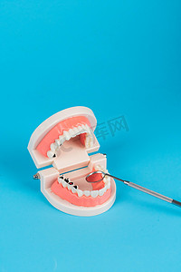 虫牙摄影照片_医疗白天牙齿室内牙医摄影图配图