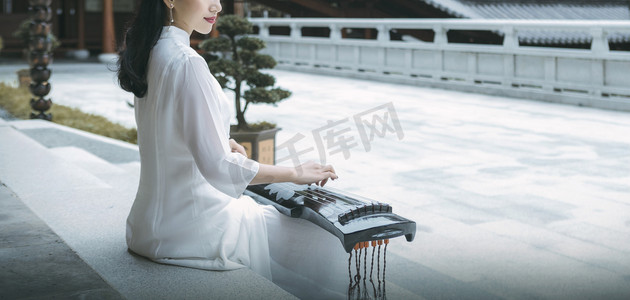 古风素色摄影照片_弹琴的古风女子下午女子寺庙寺庙摄影图配图