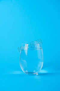 环保水杯摄影照片_世界水日白天水杯室内玻璃杯摄影图配图