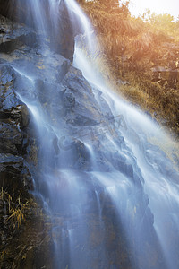山里的瀑布下午瀑布山里山里摄影图配图