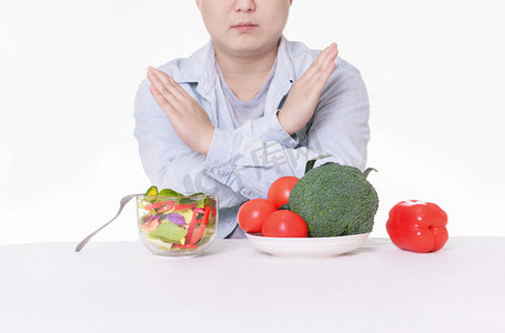 减肥吃蔬菜减肥的男人轻食健康餐摄影图配图