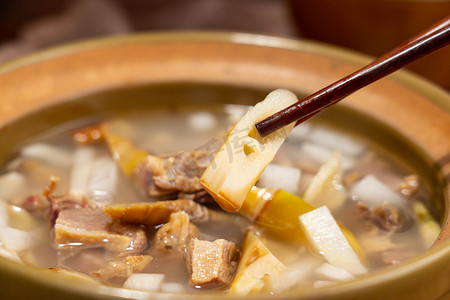 美食腊肉摄影照片_中餐腊肉竹笋汤室内美食摄影图配图