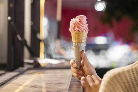 冰淇淋紫薯摄影照片_手拿冰淇淋女孩路边摄影图配图