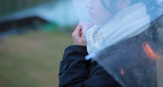 雨伞下雨摄影照片_雨天女子路边摄影图配图