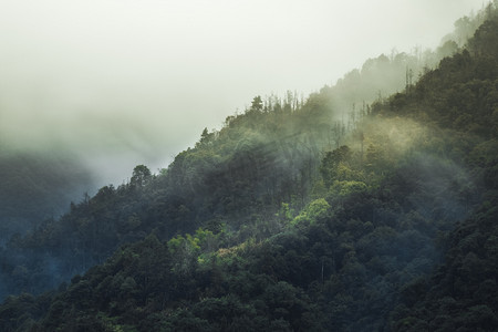 大山摄影照片_云雾缭绕山里下午山峰山里山里摄影图配图