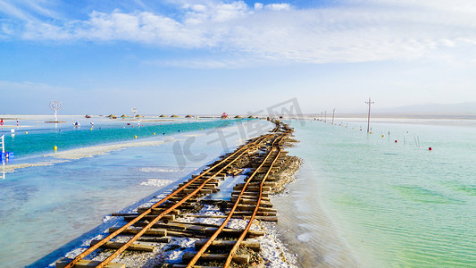 网红打卡背景墙摄影照片_青海旅行茶卡盐湖网红铁轨打卡摄影图配图