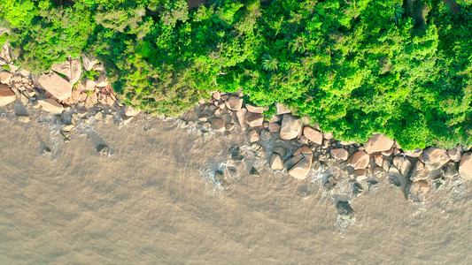 树林俯拍摄影照片_俯拍江海海浪拍打礁石