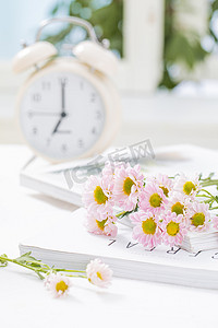 清新文艺花朵早上放在窗前的闹钟和小野菊室内摄影图配图